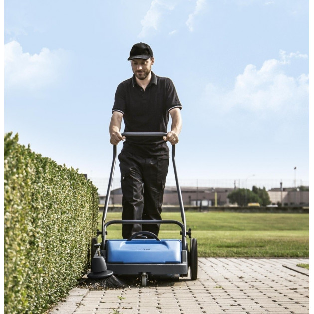 Balayeuse manuelle compact FSM en action Balayeuse manuelle compact FSM en action