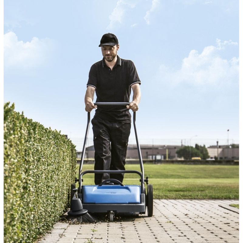 Balayeuse manuelle compact FSM en action Balayeuse manuelle compact FSM en action