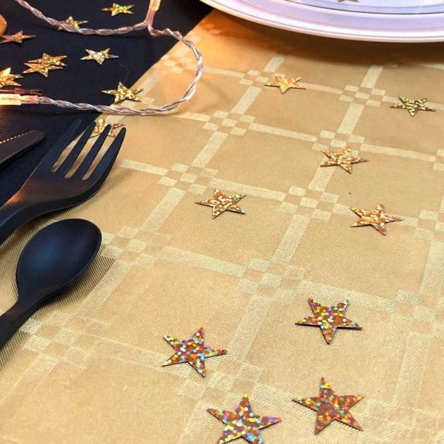 Nappe papier damassé 1,18 x 25 m Doré sur table 