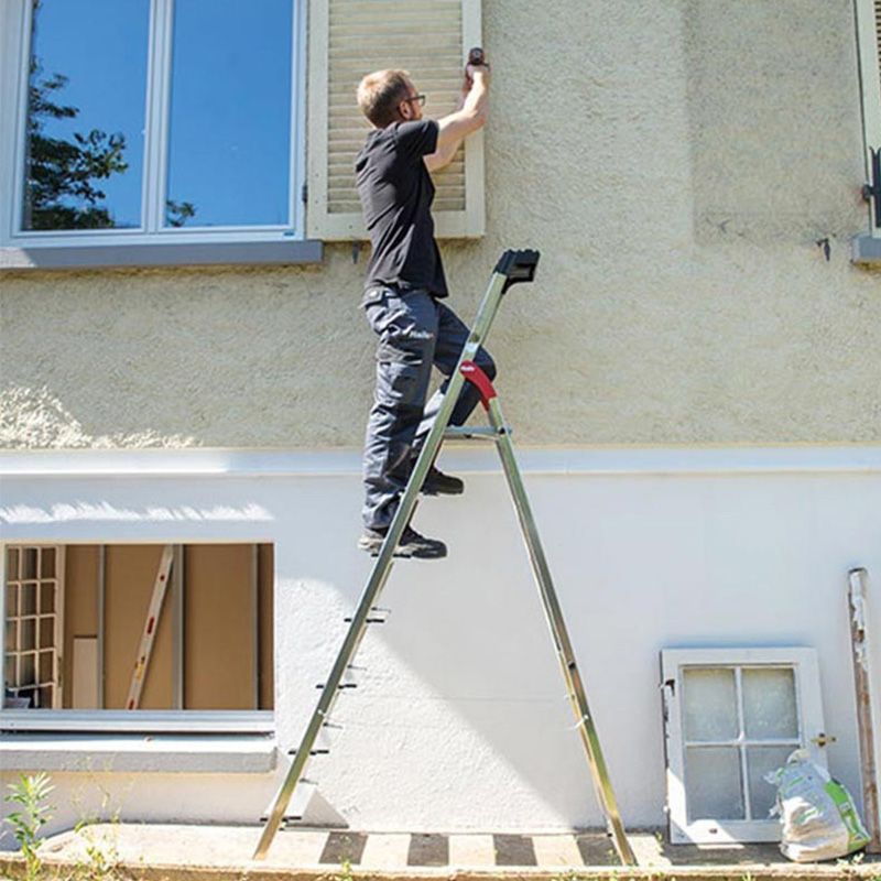 Escabeau pliable sécurisé avec double garde corps ambiance exterieur