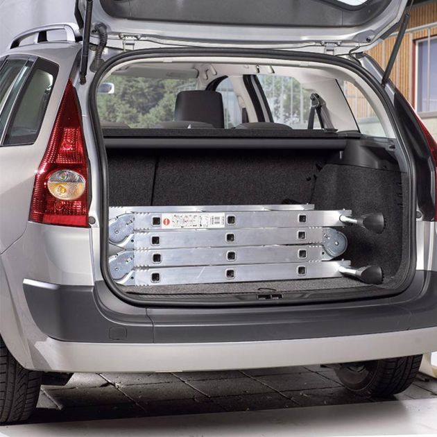 Echelle transformable 4 x 3 marche 4,35 m en aluminium rangée dans coffre voiture Echelle transformable 4 x 3 marche 4,35 m en aluminium rangée dans coffre voiture