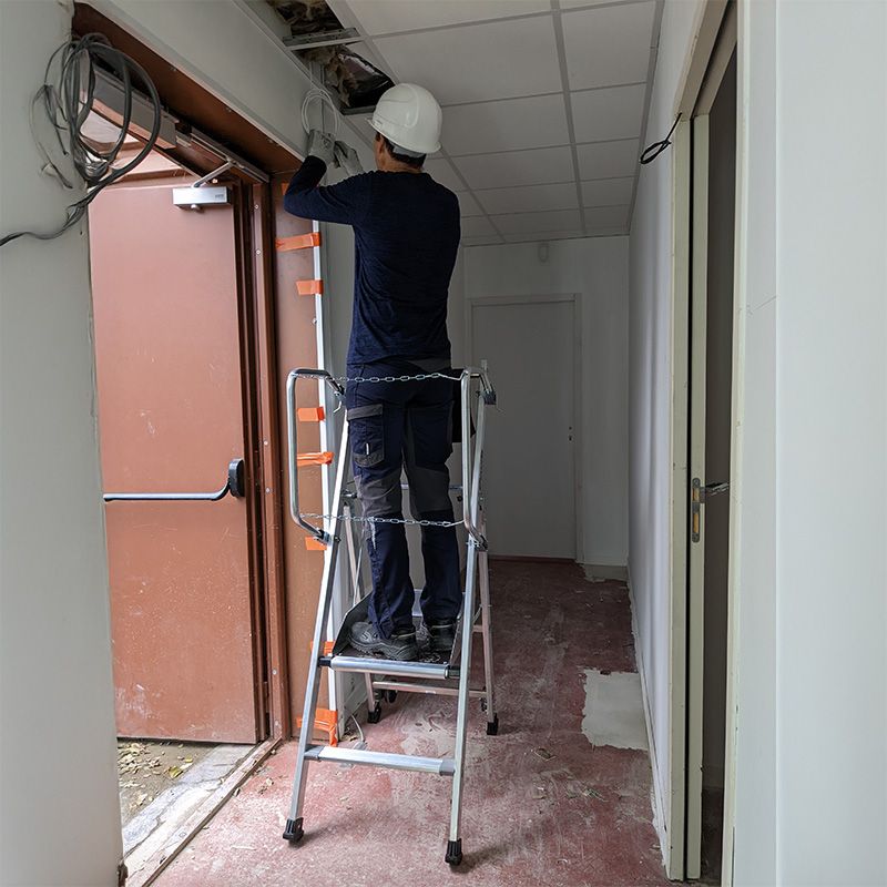 Plateforme individuelle de travail T REX Autostable 2 marches en situation Plateforme individuelle de travail T REX Autostable 2 marches en situation