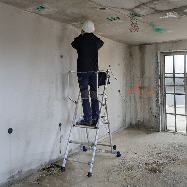 Plateforme individuelle de travail T REX Autostable 3 marches sur chantier Plateforme individuelle de travail T REX Autostable 3 marches sur chantier