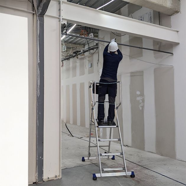 Plateforme individuelle de travail T REX Autostable 4 marches sur chantier Plateforme individuelle de travail T REX Autostable 4 marches sur chantier