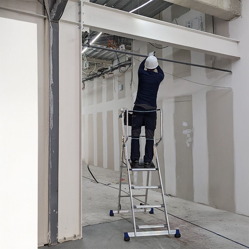 Plateforme individuelle de travail T REX Autostable 4 marches sur chantier Plateforme individuelle de travail T REX Autostable 4 marches sur chantier
