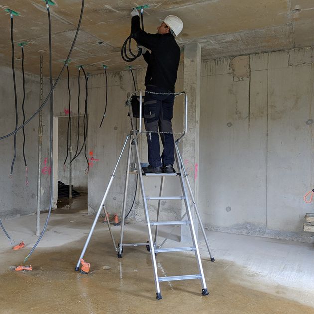 Plateforme individuelle de travail T REX Avec stabilisateur 5 marches chantier Plateforme individuelle de travail T REX Avec stabilisateur 5 marches chantier