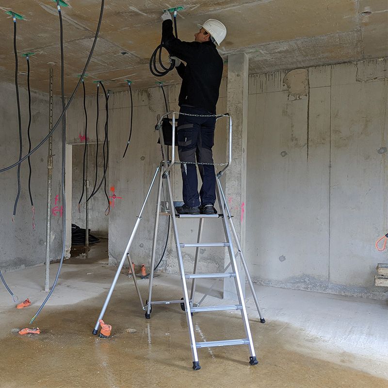 Plateforme individuelle de travail T REX Avec stabilisateur 5 marches chantier Plateforme individuelle de travail T REX Avec stabilisateur 5 marches chantier