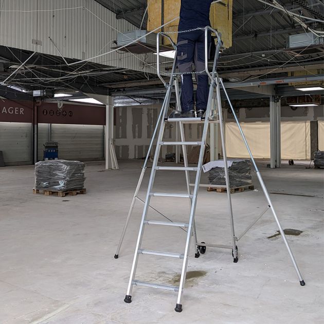 Plateforme individuelle de travail T REX Avec stabilisateur 7 marches chantier Plateforme individuelle de travail T REX Avec stabilisateur 7 marches chantier