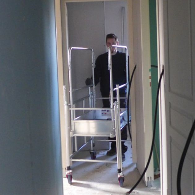 Echafaudage roulant en acier pliable ROLLY en situation