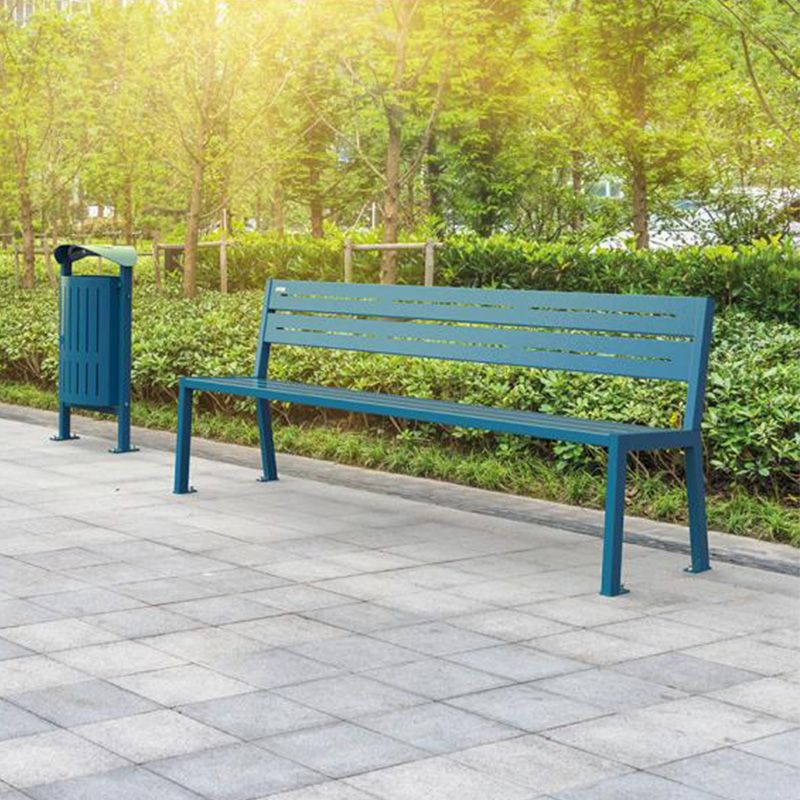 Banc public en acier vert 8 places design à fixer sur platine Delcourt Banc public en acier vert 8 places design à fixer sur platine Delcourt