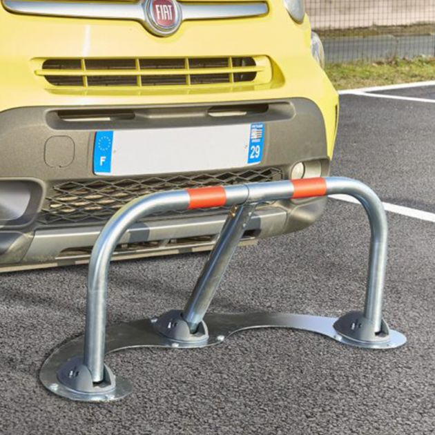 Barrière de parking 3 pieds « spécial macadam » dépliée Barrière de parking 3 pieds « spécial macadam » dépliée