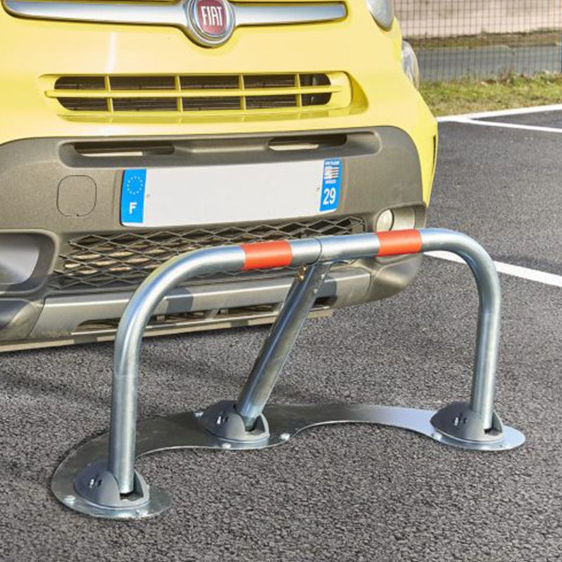 Barrière de parking 3 pieds « spécial macadam » dépliée Barrière de parking 3 pieds « spécial macadam » dépliée