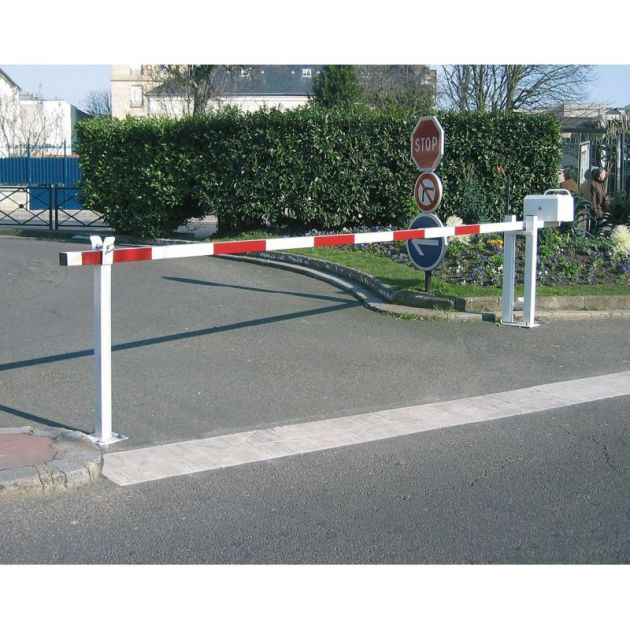 Barrière universelle lisse alu levante - avec goupille et cadenas Barrière universelle lisse alu levante - avec goupille et cadenas