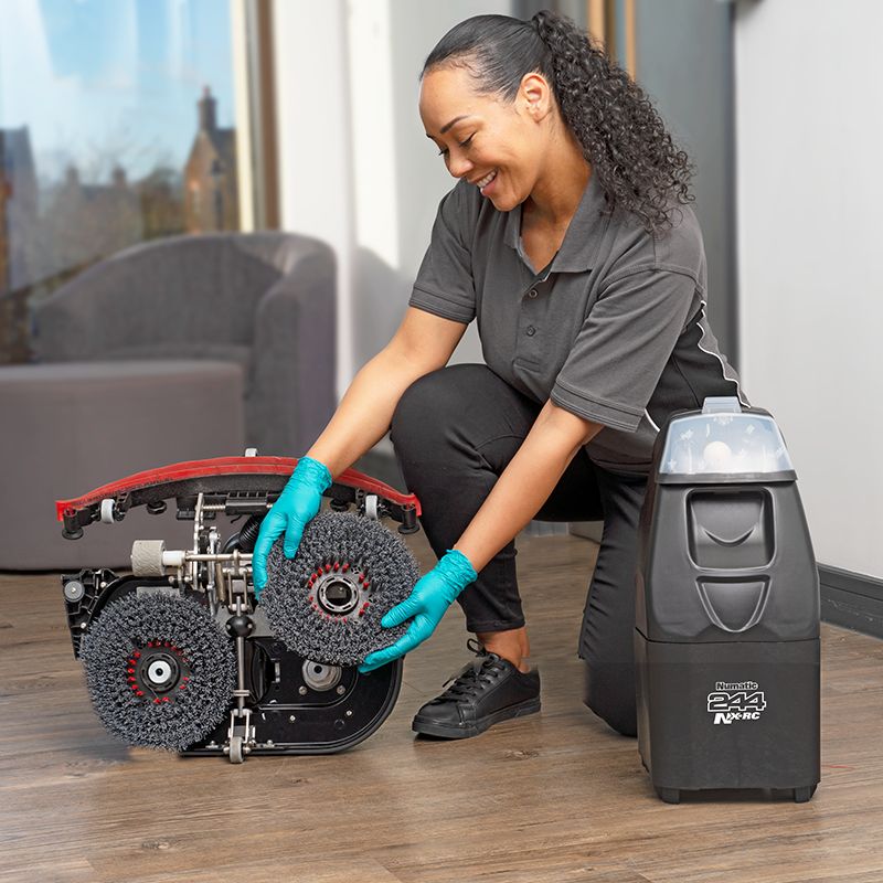 Autolaveuse compacte à batterie Numatic 244NX brosses