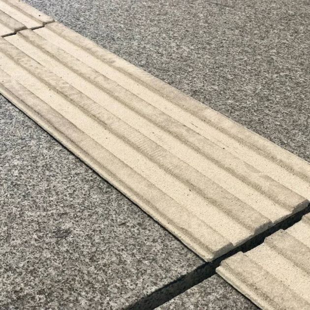 Bande de guidage extérieur adhésive en résine granuleuse 4 vernures beige en situation