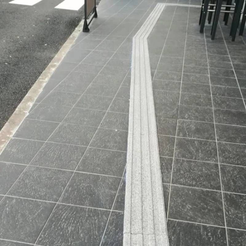 Bande de guidage extérieur adhésive en résine granuleuse 4 vernures blanc en situation