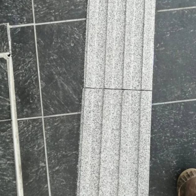 Bande de guidage extérieur adhésive en résine granuleuse 4 vernures zoom