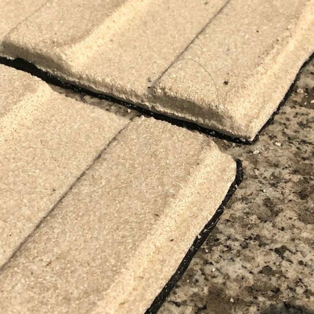 Bande de guidage extérieur à coller en résine granuleuse 4 nervures beige zoom