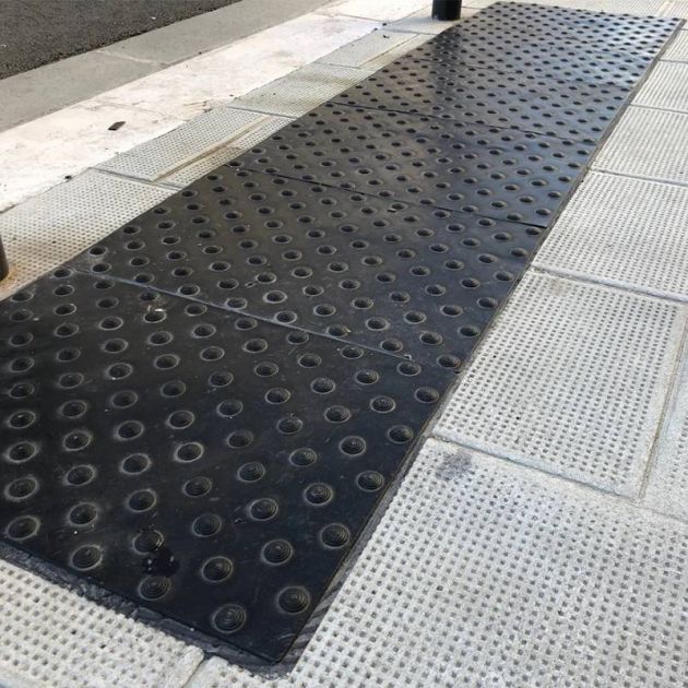 Bande podotactile extèrieure, résine méthacrylate, A coller