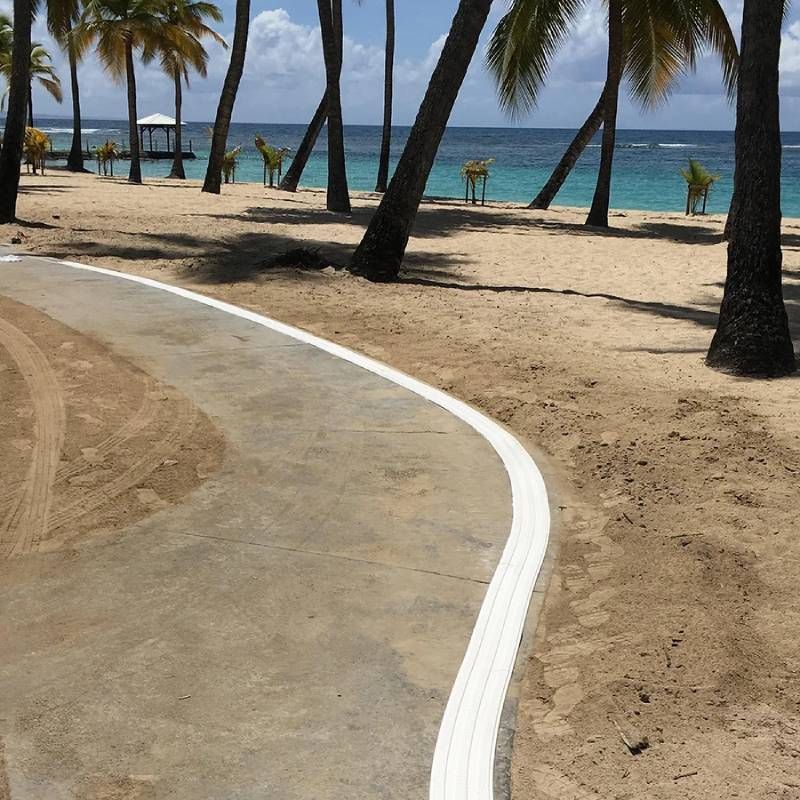 Bande de guidage extérieur à coller en résine 3 nervures blanc en situation