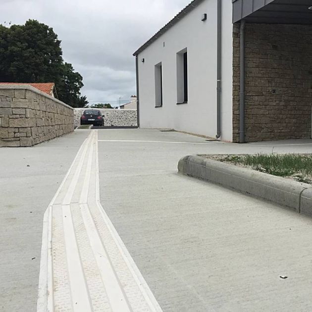 Bande de guidage extérieur à coller en résine 3 nervures blanc