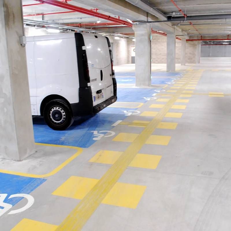 Bande d'Aide à l'Orientation Adhésive intérieure 4 nervures jaune en situation