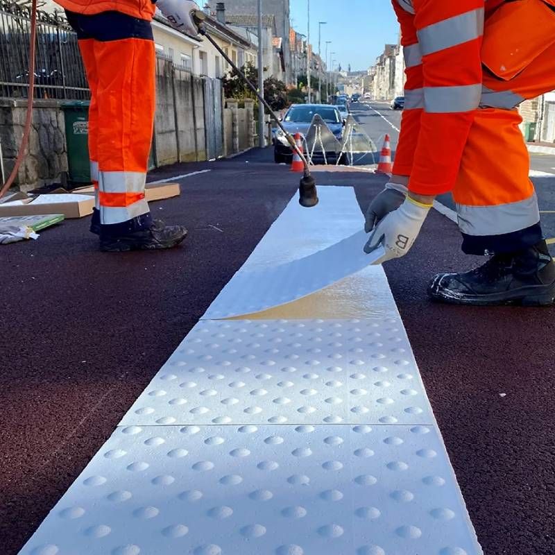 Bande podotactile extérieure, résine à chaud