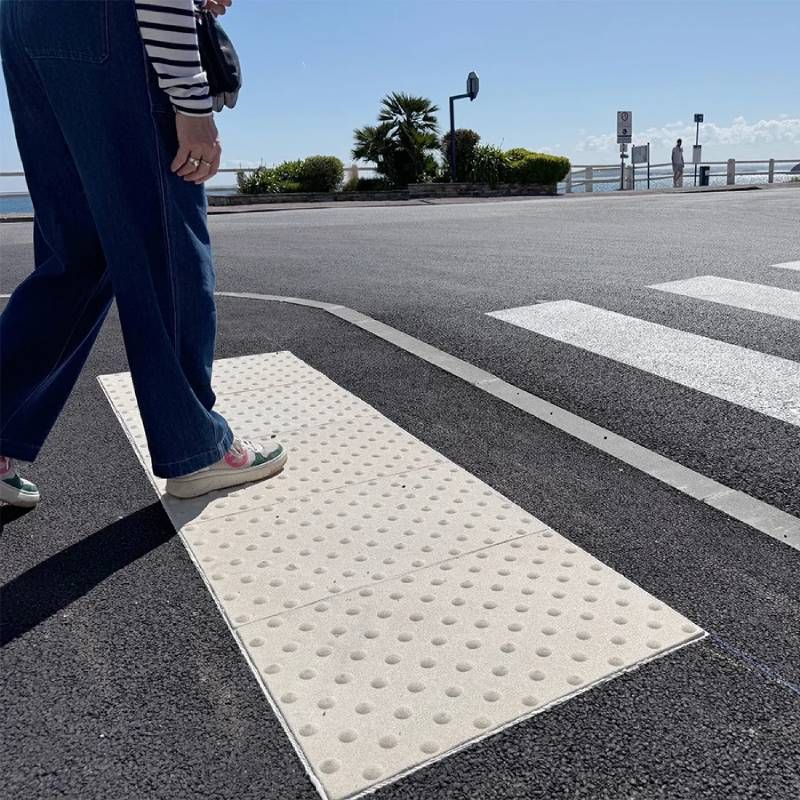 Bande podotactile extérieure, résine méthacrylate et granulats 40×60cm Adhésive x 5