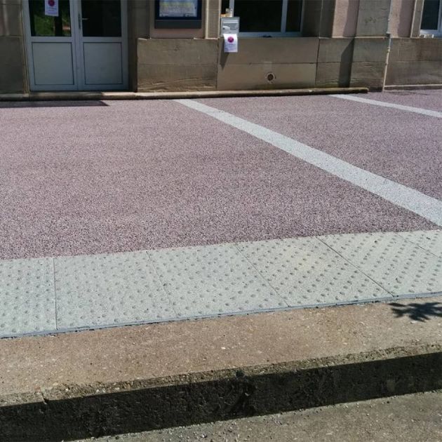 Bande podotactile extérieure, résine méthacrylate et granulats. 40×60cm A coller x 4