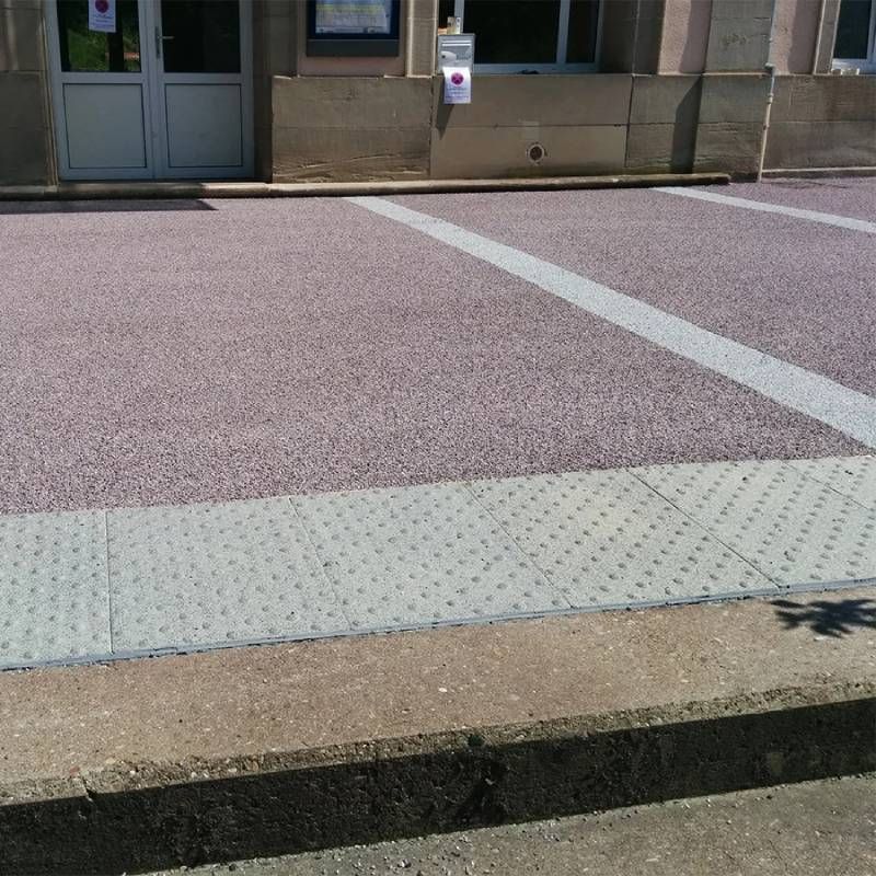 Bande podotactile extérieure, résine méthacrylate et granulats. 40×60cm A coller x 4