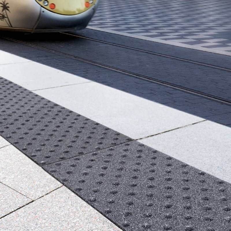 Bande podotactile extérieure, résine méthacrylate et granulats. 40×60cm A coller x 4