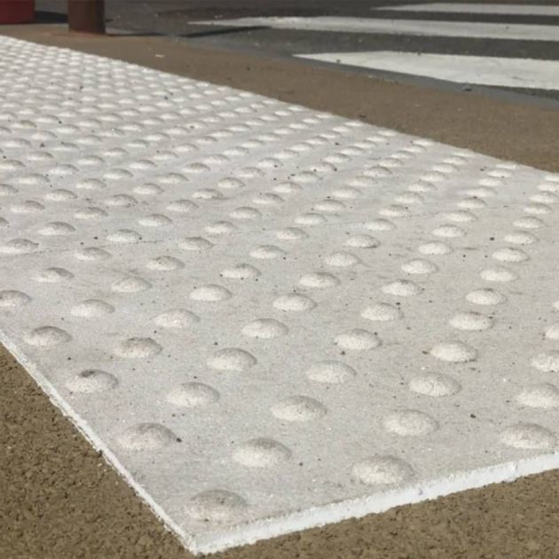 Bande podotactile extérieure, résine méthacrylate et granulats. 40×60cm A coller x 4