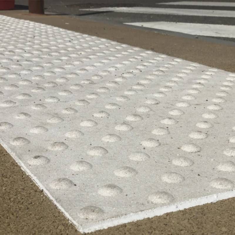 Bande podotactile extérieure, résine méthacrylate et granulats. 40×60cm A coller x 4