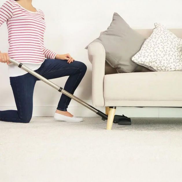 Numatic Henry HVR160 rouge sous canapé