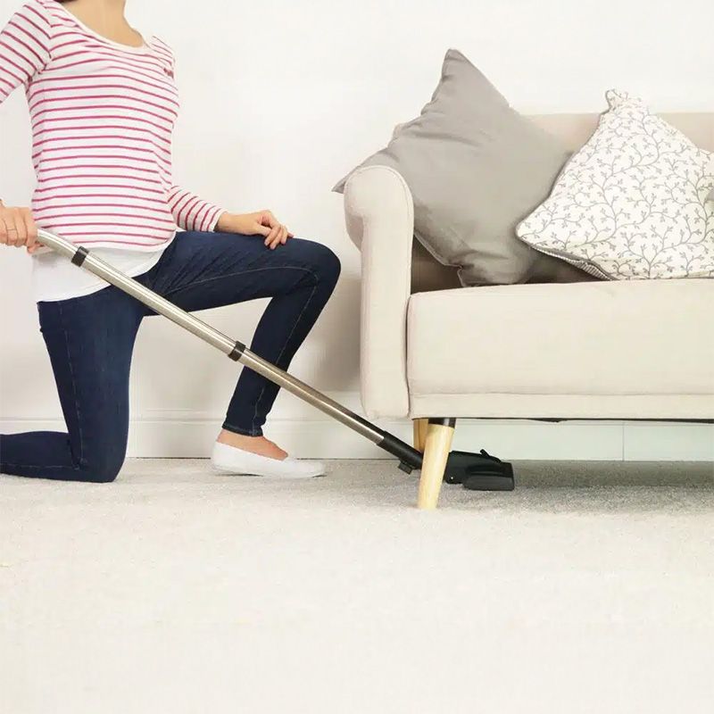 Numatic Henry HVR160 rouge sous canapé