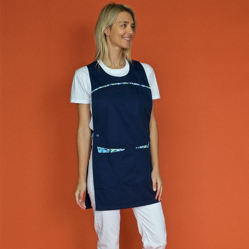 Chasuble tablier à 2 poches fermeture pression bleu mannequin 2