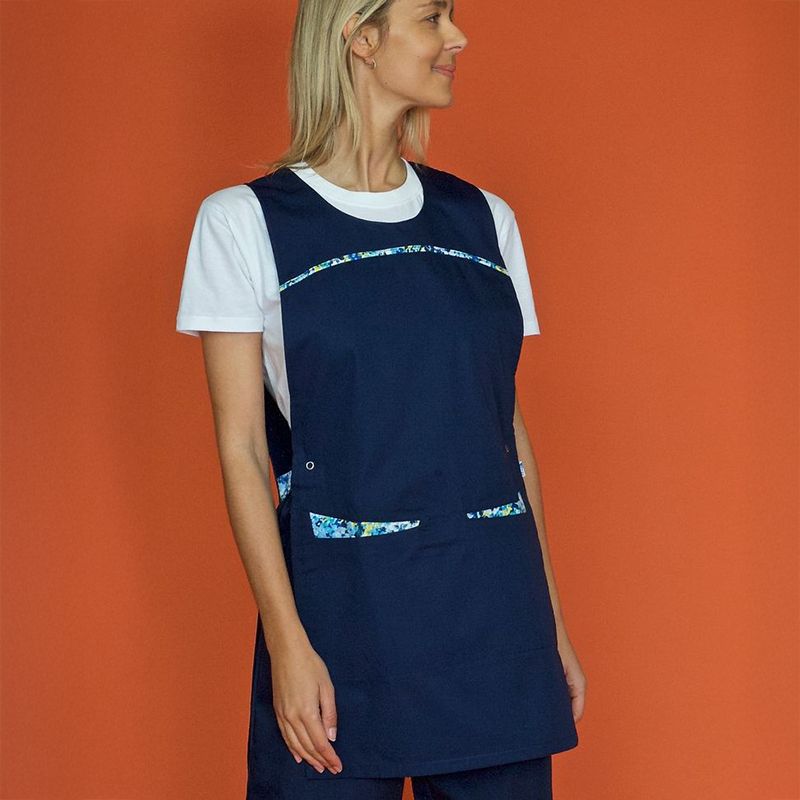 Chasuble tablier à 2 poches fermeture pression bleu mannequin 3