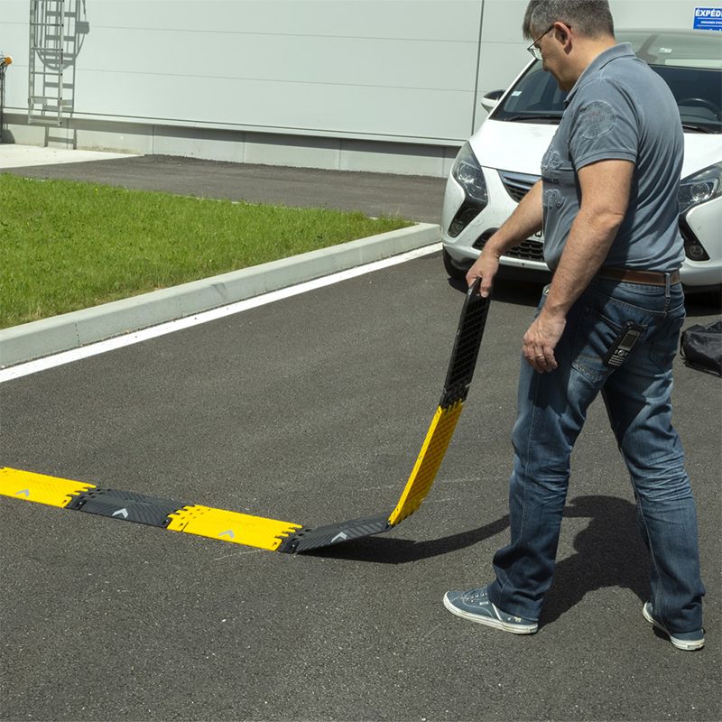 Ralentisseur pliable 3000 x 250 x 25 mm installation