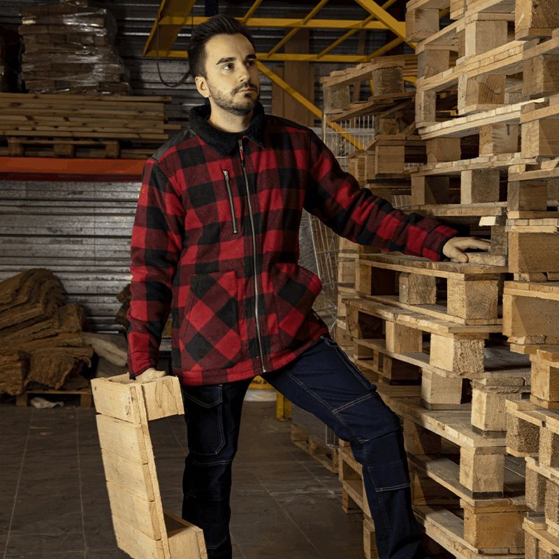 Chemise de travail matelassée à carreaux bicolore rouge ambiance