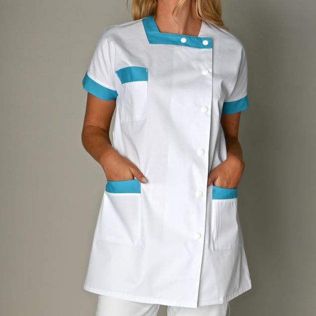 Tunique manches japonaises bleu porté mains dans les poches