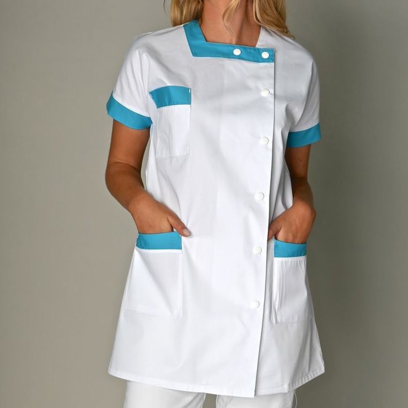 Tunique manches japonaises bleu porté mains dans les poches