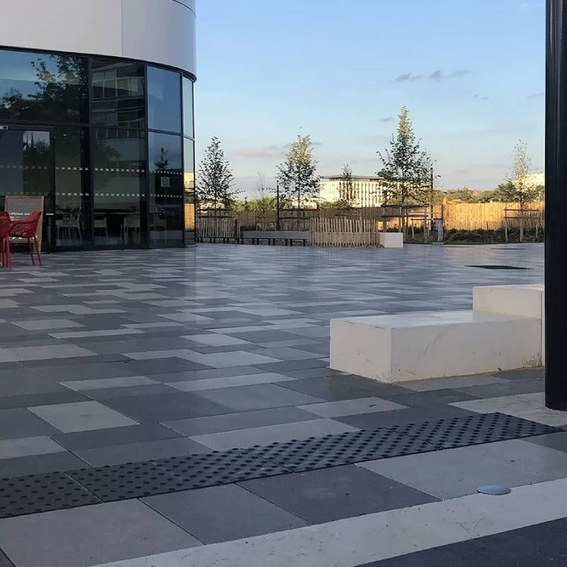 Bande podotactile extérieur à coller en résine 60 x 82 cm x 5 ambiance 1