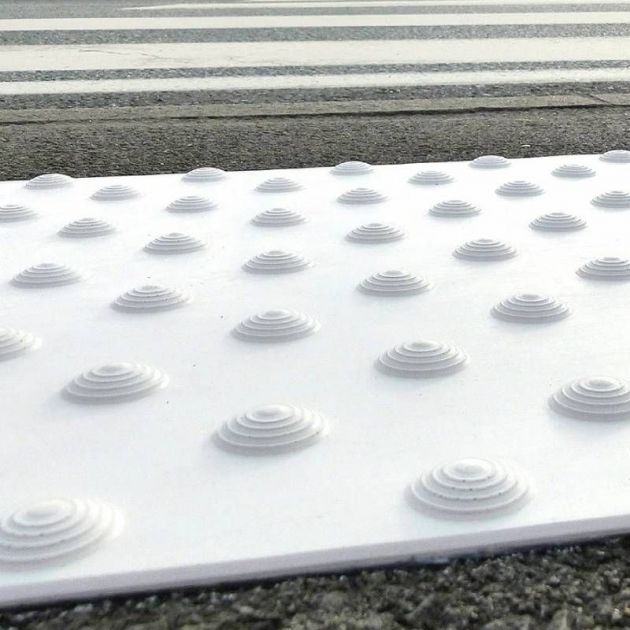 Bande podotactile extérieur à coller en résine 60 x 82 cm x 5 ambiance 2