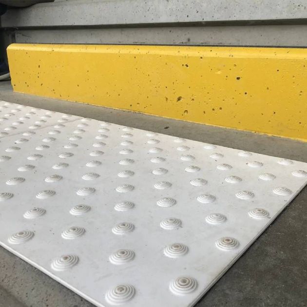 Bande podotactile extérieur à coller en résine 60 x 82 cm x 5 ambiance 3