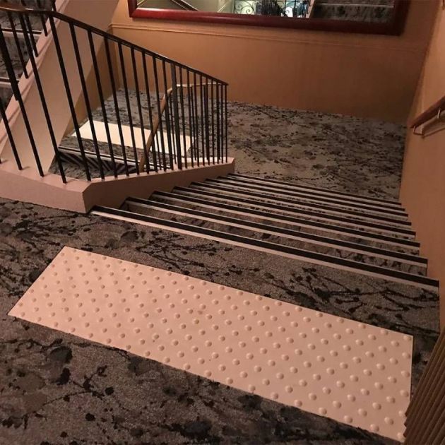 Bande podotactile intérieur adhésive en résine 40 x 140 cm x 5 ambiance escalier