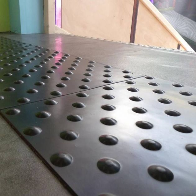 Bande podotactile intérieur adhésive en résine 40 x 140 cm x 5 ambiance focus 1