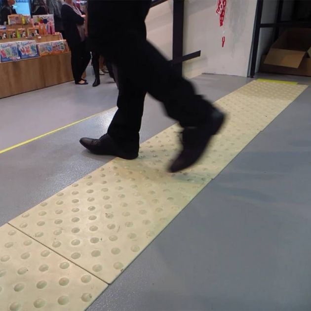 Bande podotactile intérieur adhésive en résine 40 x 140 cm x 5 ambiance