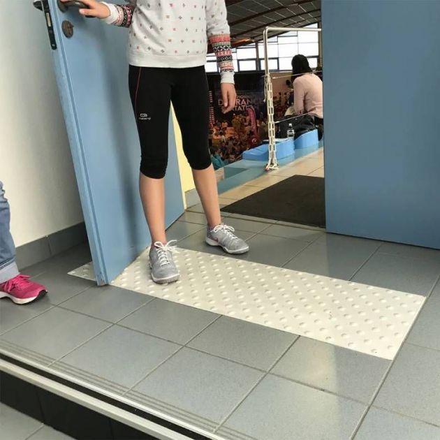 Bande podotactile intérieur adhésive en résine 40 x 140 cm x 5 en situation