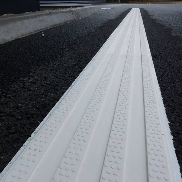 Bande de guidage extérieur adhésive en résine 22 x 100 cm blanche