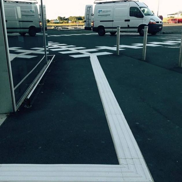 Bande de guidage extérieur adhésive en résine 22 x 100 cm ambiance